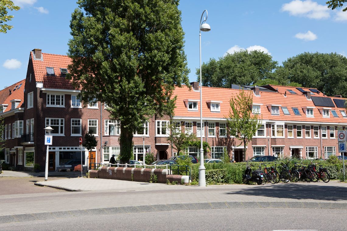 Foto van een straat in Middenmeer waar het buurtwarmtenet komt, gemaakt door Timo Sorber